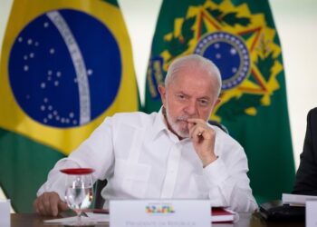 Lula assina decretos para tentar salvar estatais que estão no vermelho