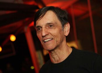 Paulo Miklos, ex-vocalista do Titãs, é internado em UTI