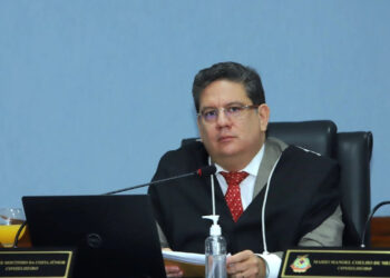 TCE-AM afasta Ari Moutinho após denúncia de injúria contra Yara Lins
