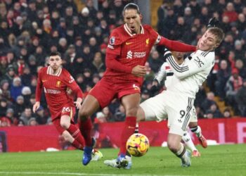 Van Dijk revela decepção com atuação do Liverpool em clássico