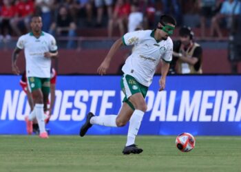 Flaco López sofre com má fase, é cobrado por Abel e pode perder posição para reforços