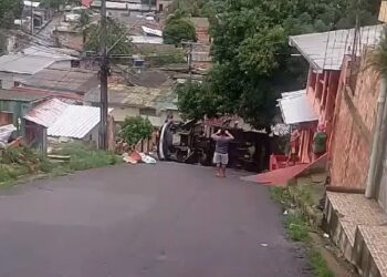Caminhão de coleta de lixo tomba em ladeira na Zona Leste Manaus