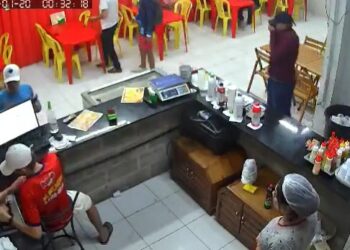 VÍDEO: Assaltantes invadem lanchonete em Manaus e roubam clientes sob ameaça