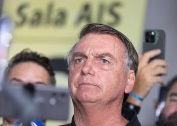 Bolsonaro tem rede social hackeada e roubada, afirma Carlos