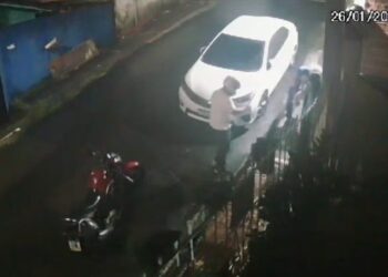 Casal é assaltado ao sair de carro de aplicativo em Manaus