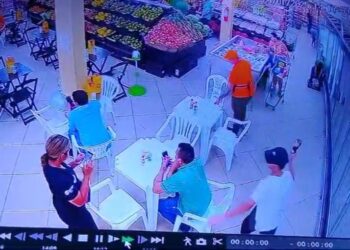 VÍDEO: Gerente de supermercado é agredido com garrafa de azeite na cabeça em Manaus