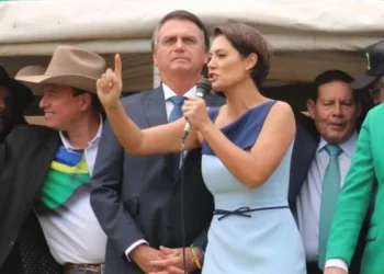 Bolsonaro diz que Michelle tem chance de vencer eleição em 2026