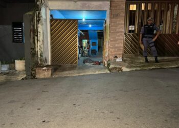 Mulher é executada com tiros na cabeça no portão de casa em Manaus