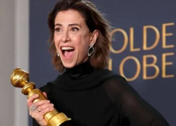 ‘É um Globo de Ouro’, explica Fernanda Torres durante revista em aeroporto