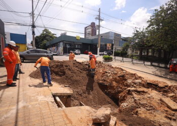 Prefeitura trabalha na recuperação de rede de drenagem profunda no bairro Nossa Senhora das Graças