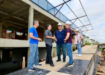 David Almeida e Eduardo Braga vistoriam UBS em Manaus