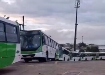 Criminosos invadem garagem de ônibus e ameaçam incendiar veículos em Manaus
