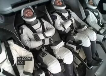Astronautas retornam à Terra com sucesso após 9 meses no espaço
