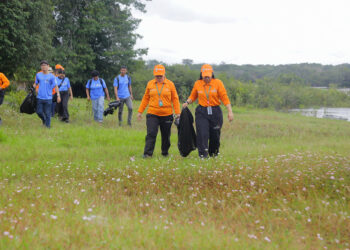 Prefeitura de Manaus realiza ação de limpeza no rio Tarumã-Açu com apoio da comunidade e da Ambev