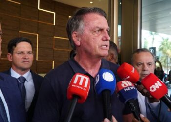 Inelegível, Bolsonaro diz que é candidato: “Esperar o momento certo”