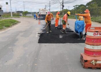 Prefeitura de Manaus intensifica serviços de recuperação asfáltica na avenida Torquato Tapajós