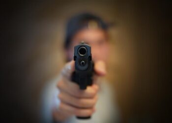 Homem tenta matar o irmão a tiros durante discussão em Manaus
