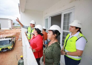 Famílias beneficiadas pelo Prosamin+ visitam obras do Residencial Maués, onde irão residir