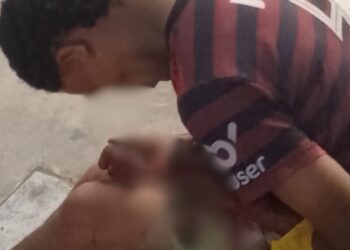 Facção atira na mão de homem como punição por roubos em Manaus