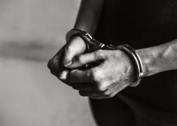Polícia prende professor suspeito de integrar facção e aliciar alunos