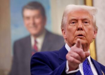 Trump revisa contratos de Harvard e ameaça cortar bilhões em verbas