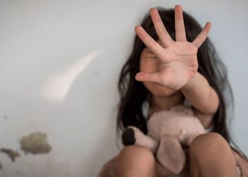 Adolescente é flagrado pela mãe estuprando a irmã de oito anos em Manaus