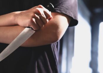 Homem ataca mulher com faca após ela afirmar que não era cristã