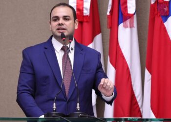 Roberto Cidade questiona obras realizadas pelo Asfalta Manaus e cobra acesso ao cronograma do programa