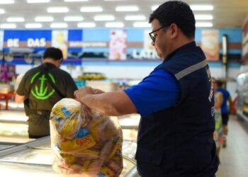 Procon-AM autua supermercado por comercializar mais de 46 kg de alimentos impróprios para consumo