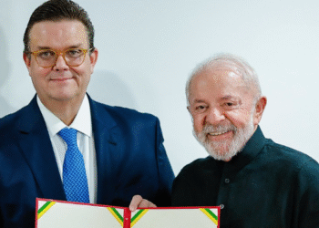 Líder do PL na Câmara pede afastamento de novo ministro da Previdência