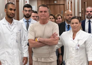VÍDEO: Bolsonaro deixa o hospital após 21 dias internado