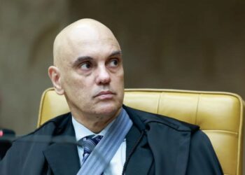 Moraes notifica Câmara para suspender salário de Carla Zambelli