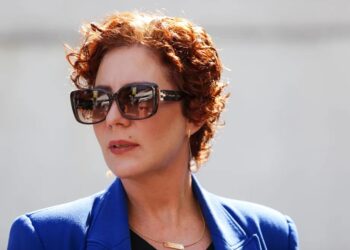 Condenada a 10 anos, Carla Zambelli deixa Brasil e pede afastamento do cargo
