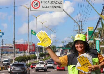 Prefeitura de Manaus realiza ação educativa na Av. Torquato Tapajós sobre excesso de velocidade e início de operação de radares de fiscalização