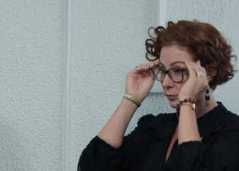 Após Carla Zambelli revelar que saiu do Brasil, defesa deixa o caso
