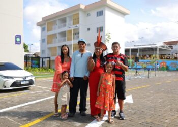 Wilson Lima entrega novo residencial do Prosamin+ para famílias que viviam em áreas de risco