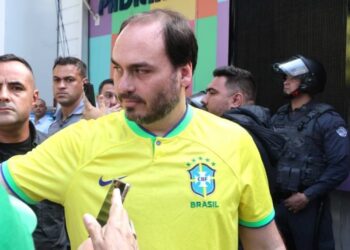Carlos Bolsonaro se manifesta sobre restrições impostas ao pai