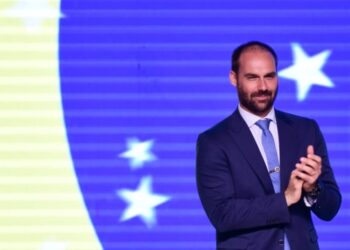 Com Pix bloqueado, Eduardo Bolsonaro reage e chama Moraes de ditador