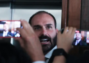 Eduardo Bolsonaro diz que não vai abrir mão do cargo