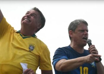 Eduardo detona Tarcísio e alega que governador ignora anistia a Bolsonaro