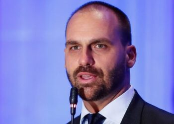 Alexandre de Moraes bloqueia contas, bens e Pix de Eduardo Bolsonaro