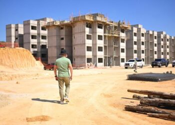 Prefeito David Almeida fiscaliza construção de conjunto habitacional com 576 moradias na avenida do Turismo