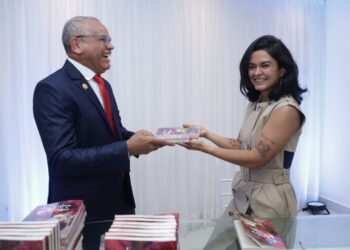 “Edson Gonzaga e Priscila Kempen emocionam leitores no lançamento de ‘Um Encontro com o Tempo”
