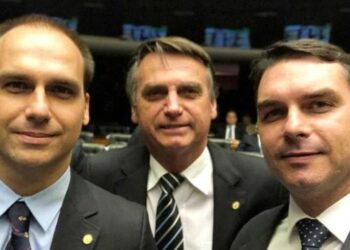 Flávio e Eduardo dizem que Moraes viola direitos e age por vingança ao prender Bolsonaro
