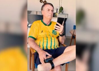 Sem poder sair de casa, Bolsonaro manda recado para apoiadores por telefone