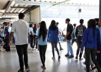 Pé-de-Meia paga R$ 200 a nascidos em novembro e dezembro nesta segunda