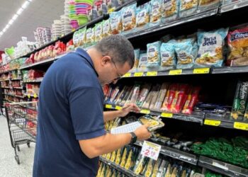 Pesquisa do Procon Manaus aponta variação de preços da cesta básica em supermercados 