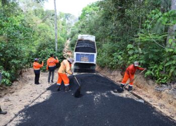Prefeitura de Manaus realiza pavimentação em vicinal do ramal Rio Branquinho