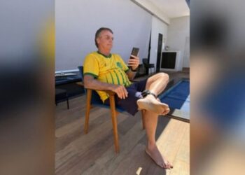 Com soluços, Bolsonaro pede liberação a Moraes para fazer exames