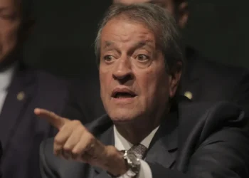 Valdemar Costa Neto pede a Moraes para visitar Bolsonaro